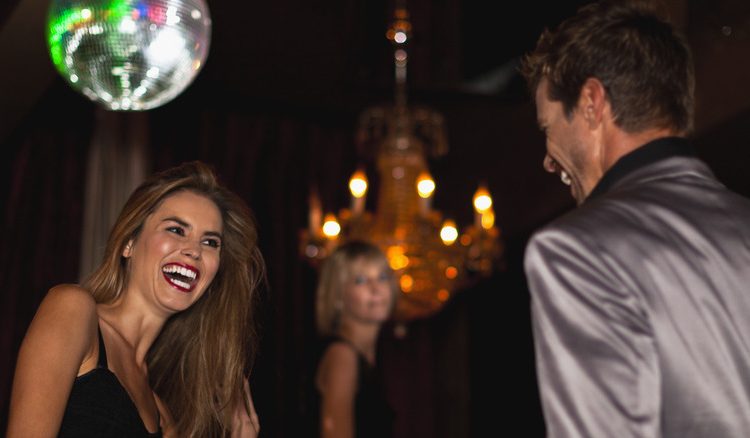 5 Σημάδια ότι σε θέλει – Αλλά φοβάται να στο πει